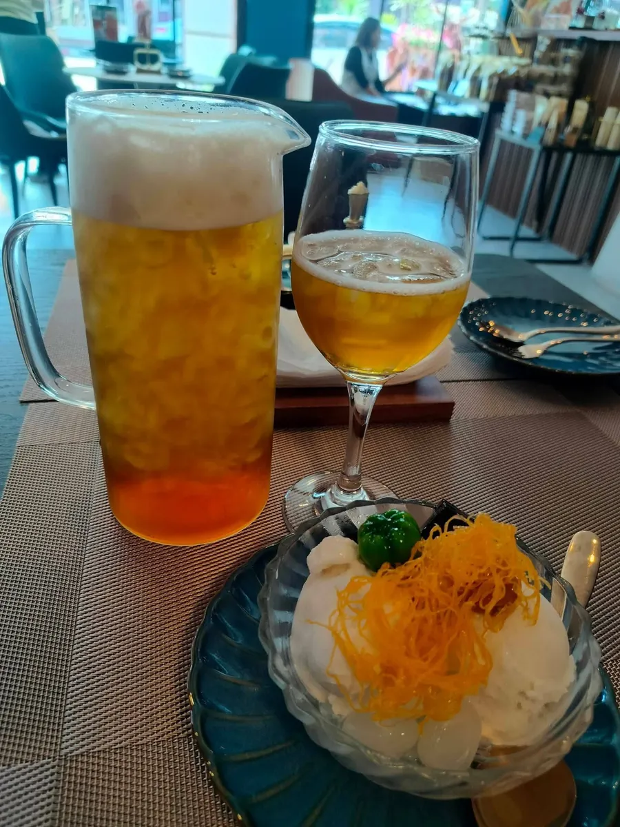ชาเย็นกับของหวานโรยมะพร้าว